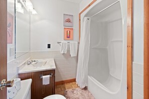 En suite master bathroom