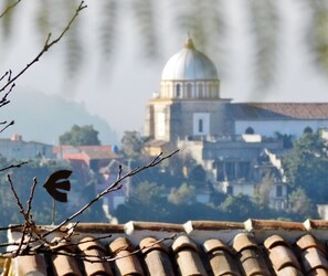 Vue sur l'église de Guadalupe et sur les montagnes