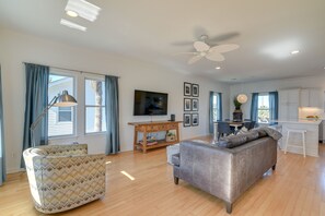 Living Room | Free WiFi | Central Heating & A/C | Smart TV