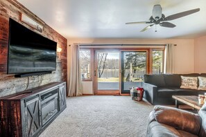 Living Room | Free WiFi | Smart TV w/ Cable | Central A/C & Heating