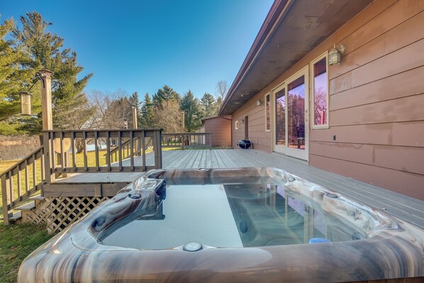 Tomahawk Vacation Rental | 2BR | 2BA | 1,200 Sq Ft | 1 Step to Enter