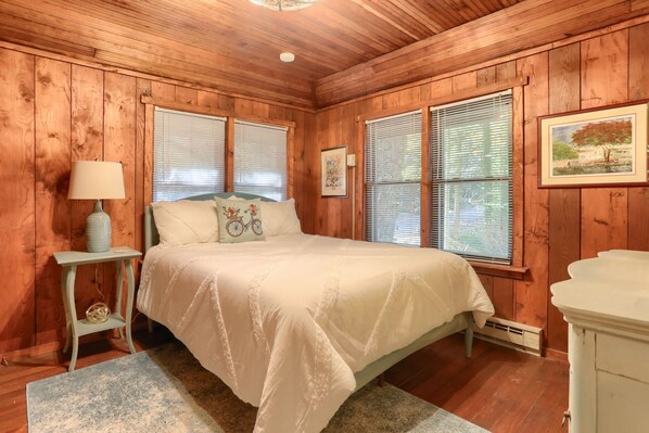 Bedroom 2 with Queen-size bed
