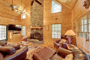Living Room | Free WiFi | Central A/C & Heat | Smart TV