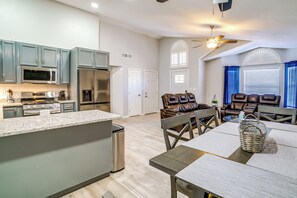 Living/Dining Area | Open Floor Plan | Free WiFi