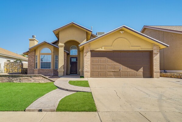 El Paso Vacation Rental | 3BR | 2BA | 1 Step to Enter | 1,236 Sq Ft