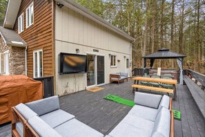 "Step onto the patio retreat—a haven for relaxation and entertainment. Enjoy the soothing bubbles of the jacuzzi, unwind on comfortable outdoor furniture, and catch your favorite shows on the outdoor TV. 