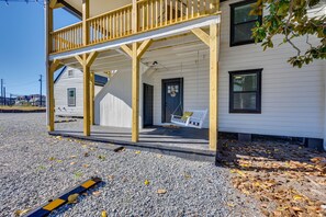 Patio w/ Swing