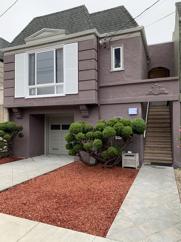 Cheerful 2stories house with easy and free street parking right in front