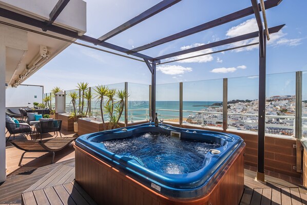 Outdoor spa tub