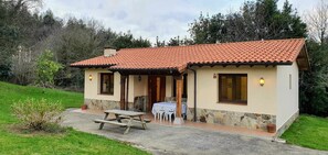 Property building,Facade/entrance,Garden,Garden view