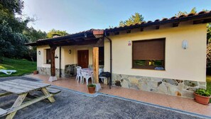 Property building,Facade/entrance,Garden,Garden view