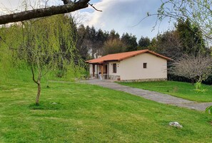 Property building,Facade/entrance,Garden,Garden view