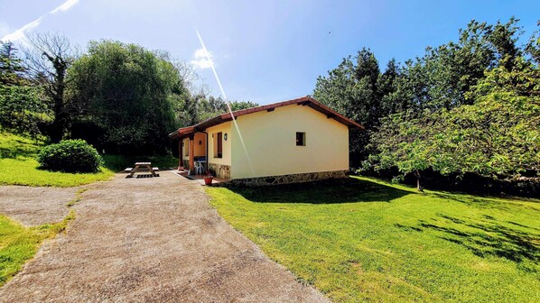 Property building,Facade/entrance,Garden,Garden view