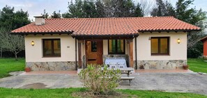 Property building,Facade/entrance,Garden,Garden view