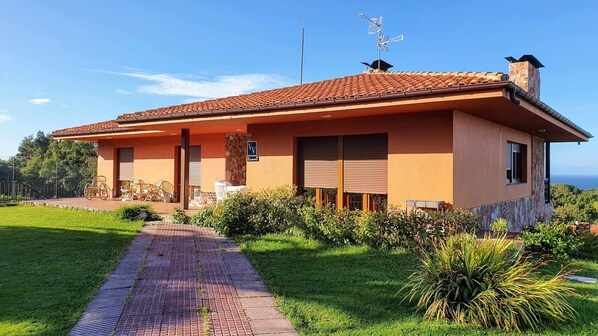 Property building,Facade/entrance,Garden,Garden view