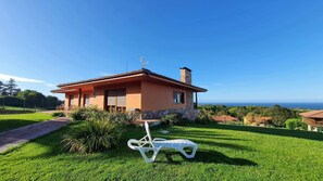 Property building,Facade/entrance,Garden,Garden view