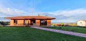 Property building,Facade/entrance,Garden,Garden view