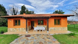 Property building,Facade/entrance,Garden,Garden view