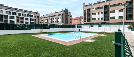 Edificio de propiedad,Jardín,Vista al jardín,Vista a la piscina,Piscina