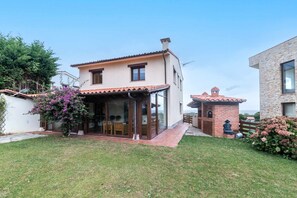 Property building,Facade/entrance,Garden,Balcony/Terrace,Garden view