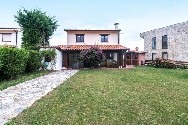 Property building,Facade/entrance,Garden,Balcony/Terrace,Garden view