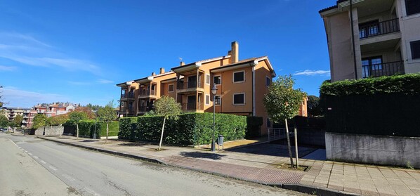 Property building,Facade/entrance,Bird's eye view