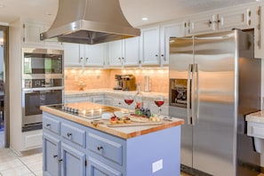 Fully equipped kitchen stocked with your basic cooking essentials and stainless-steel appliances, with an informal dining area for morning breakfast.