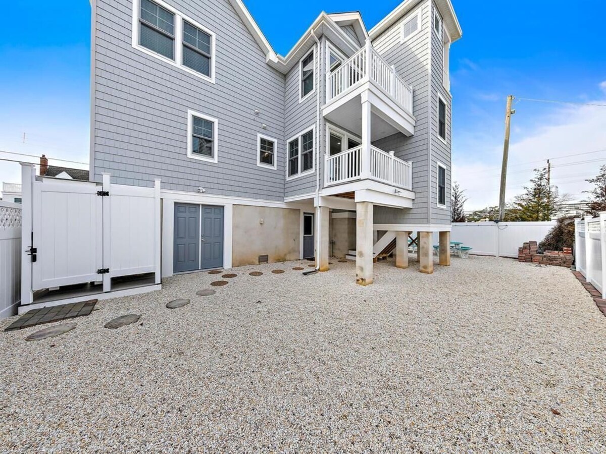 TOTALLY RENOVATED 6 BEDROOM HOME NEXTDOOR TO PICKLEBALL COURTS!!!!