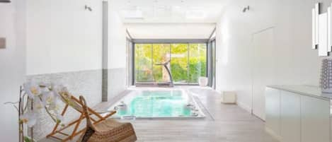 Spa chauffé (piscine interieur avec bain à remous et nage à contre courant)