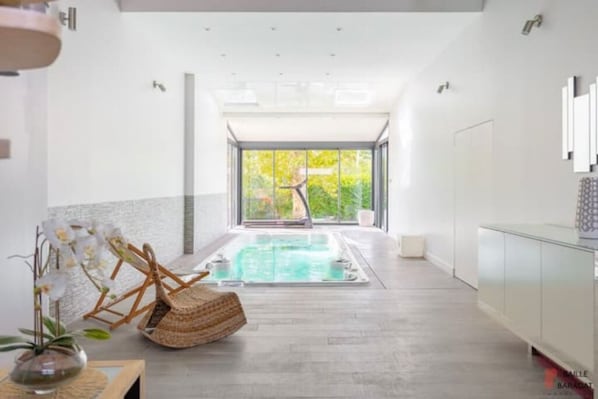 Spa chauffé (piscine interieur avec bain à remous et nage à contre courant)