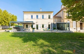 Jardin spacieux avec terrasse et cuisine exterieur