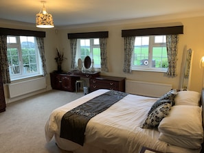 DOUBLE BEDROOM EN SUITE BATHROOM TV VIEWS GARDEN & TOWARDS THE COTSWOLD HILLS. 