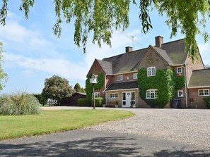 NEW INN HOUSE LARGE GARDENS IN AND OUT DRIVE WITH LOTS OF PARKING. 