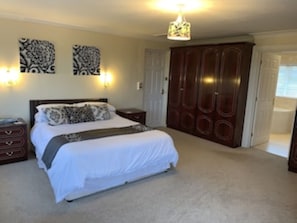 VERY LARGE DOUBLE BEDROOM WITH EN SUITE
BATHROOM AND WALK IN SHOWER, TV ,VIEWS