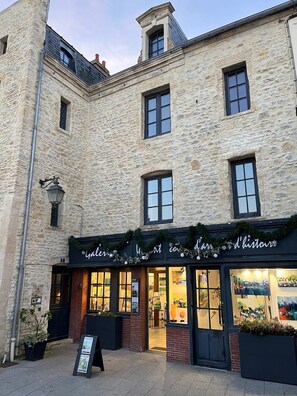 Facade de la maison avec notre galerie d'art "Un petit coin d'art et d'histoire"