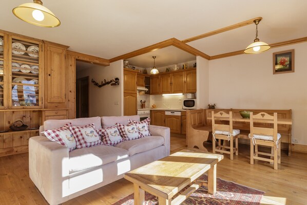Val d'Arve 5 apartment, Chamonix centre, open plan living area