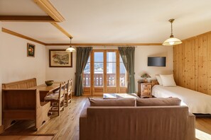 Val d'Arve 5, open plan apartment with balcony