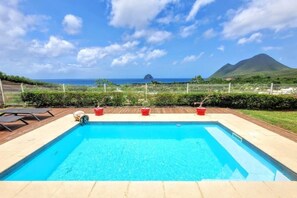 Piscine privée en 5,5/3,5 vue mer avec deck en bois et 4 chaises longues