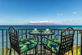 Oceanfront Kahana Retreat: 1BR End Unit with Stunning Views & Whale Watching