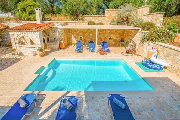 Magnificant pool and terrace views