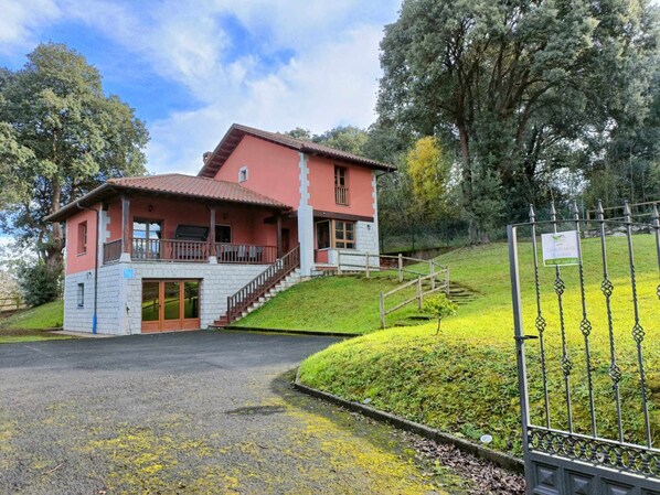 Edificio de propiedad,Fachada / entrada,Jardín,Vista al jardín