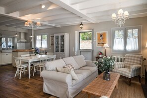Kitchen or kitchenette,Living room,Floor plan,Dining area