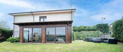 Facade/entrance,Garden,Balcony/Terrace,Garden view