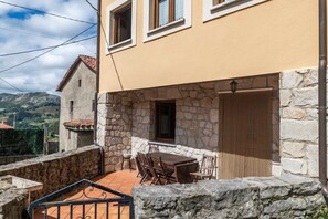 Property building,Facade/entrance,Balcony/Terrace