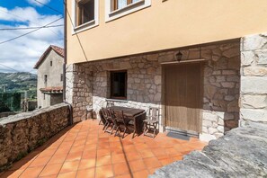 Property building,Facade/entrance,Balcony/Terrace