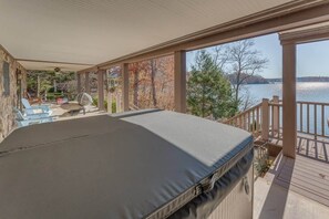 Ground Level Private Hot Tub & Outdoor Seating