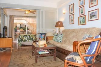 Hawaiian King Retro Oasis 1-Bedroom | Lanai | Pool