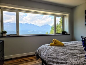 Valhalla master bedroom, king bed (1)