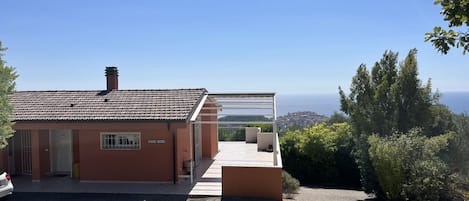 Water, Building, Property, Sky, Plant, Tree, Window, Leisure, Urban Design, Swimming Pool