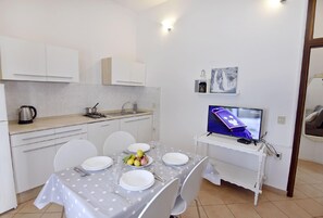 The kitchen and dining table